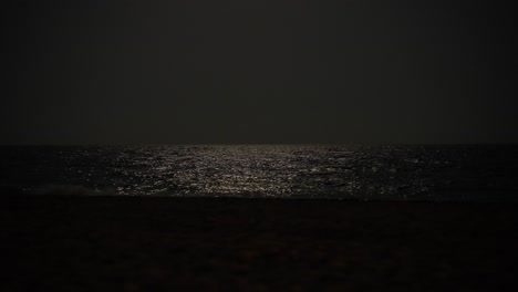 Reflejo-De-La-Luz-De-La-Luna-En-La-Superficie-Del-Mar-Poco-Profundo,-Golfo-Pérsico-Por-La-Noche,-Paisaje-Brumoso-En-El-Mar-De-Irán,-Vista-Panorámica-Nocturna,-Paisaje-De-Fondo-Negro,-Naturaleza-Tropical-De-Qatar,-Emiratos-Árabes-Unidos,-Destino-De-Dubái-En-Irán