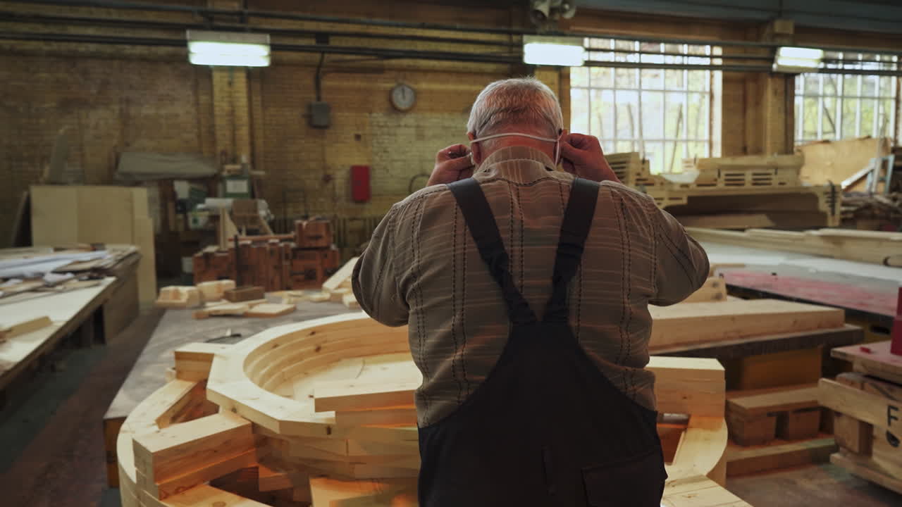 construcción de marco de madera en un taller