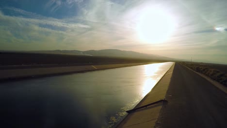 una vista aérea ascendente sobre el acueducto de los ángeles