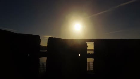 Alte-Ruine-Und-Fluss-In-Der-Abenddämmerung-4k