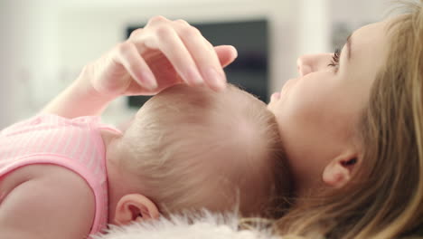 madre abrazando al bebé. niño encantador dormir en la madre embarcar