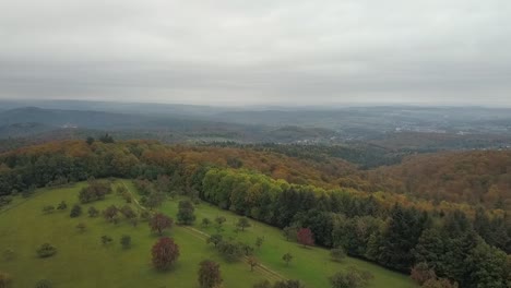 Vista-Aérea-Hacia-Adelante-Volando-Sobre-Una-Hermosa-Zona-Montañosa-Durante-El-Día-De-Otoño,-Odenwald-Alemania