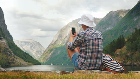 Ein-Reisender-Fotografiert-Einen-Malerischen-Fjord-In-Norwegen-Tourismus-In-Skandinavien-4k-Video