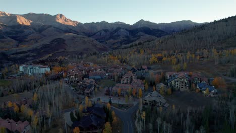 Drohnenaufnahme-über-Dem-Bergdorf-In-Telluride,-Colorado-Während-Der-Herbstsaison