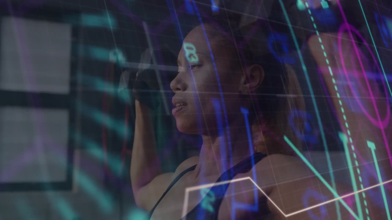 Donna che alza le braccia sopra la testa in palestra, attivando grafici HUD al neon che si muovono sul busto, monitorando le prestazioni.