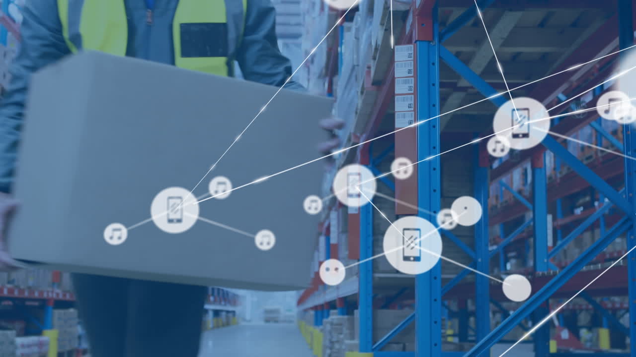 animación de la red de conexiones con iconos sobre el hombre que trabaja en el almacén