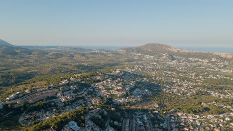 Vista-Panorámica-Aérea-De-Residencias-En-La-Localidad-De-Moraira,-Costa-Blanca,-Alicante,-España