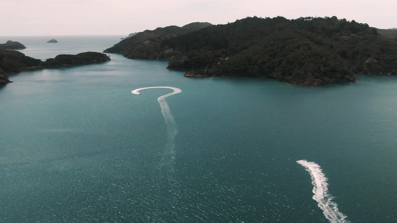 뉴질랜드의 산을 돌아다니는 제트 스케이트