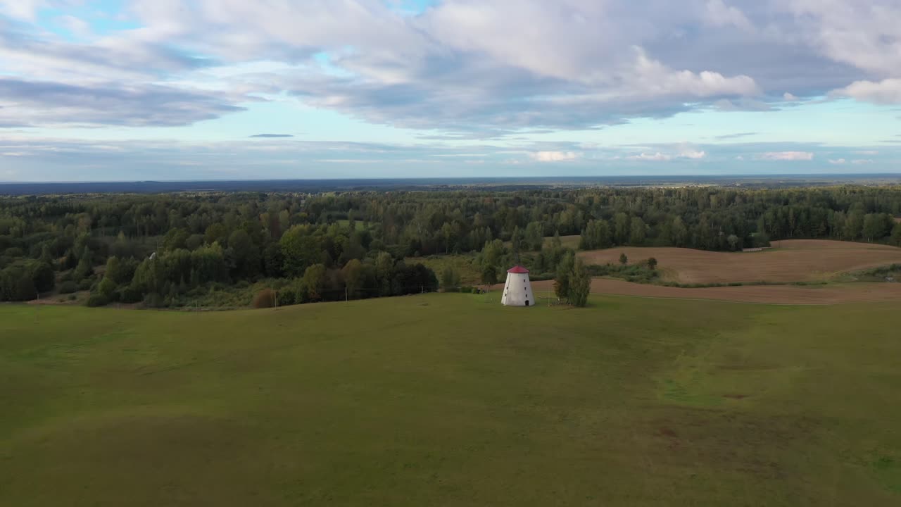 구세계 풍차와 매력적인 숲 초원 경치