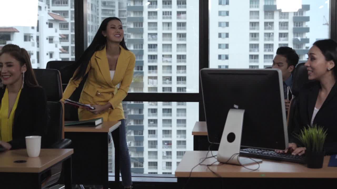 Profissionais de negócios trabalhando com computador de mesa no escritório