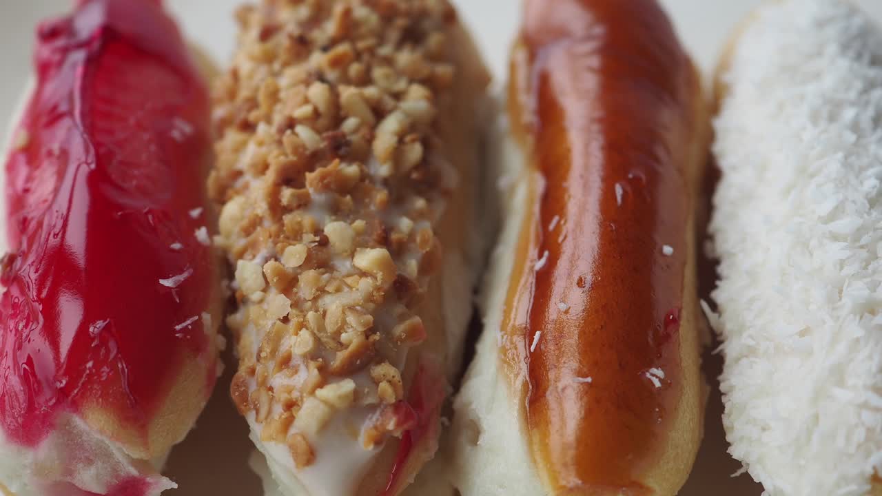 vista de cerca de varios eclairs con diferentes coberturas