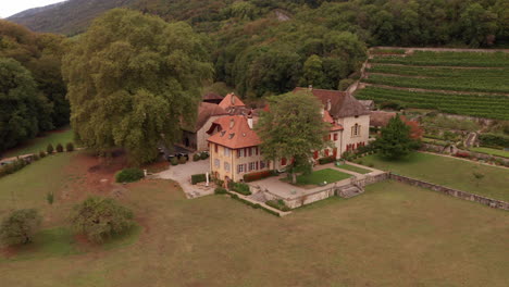 hermoso edificio antiguo, revelando un impresionante paisaje rural suizo