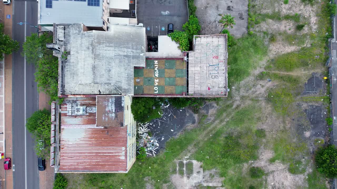 drone vista aérea de la calle principal gosford abandonado sitio de construcción abandonado bloque embrujado techo calle cbd costa central australia