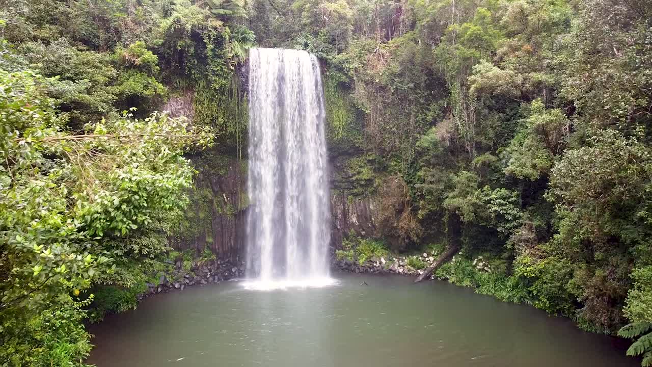 cascada escondida y laguna en el paraíso tropical