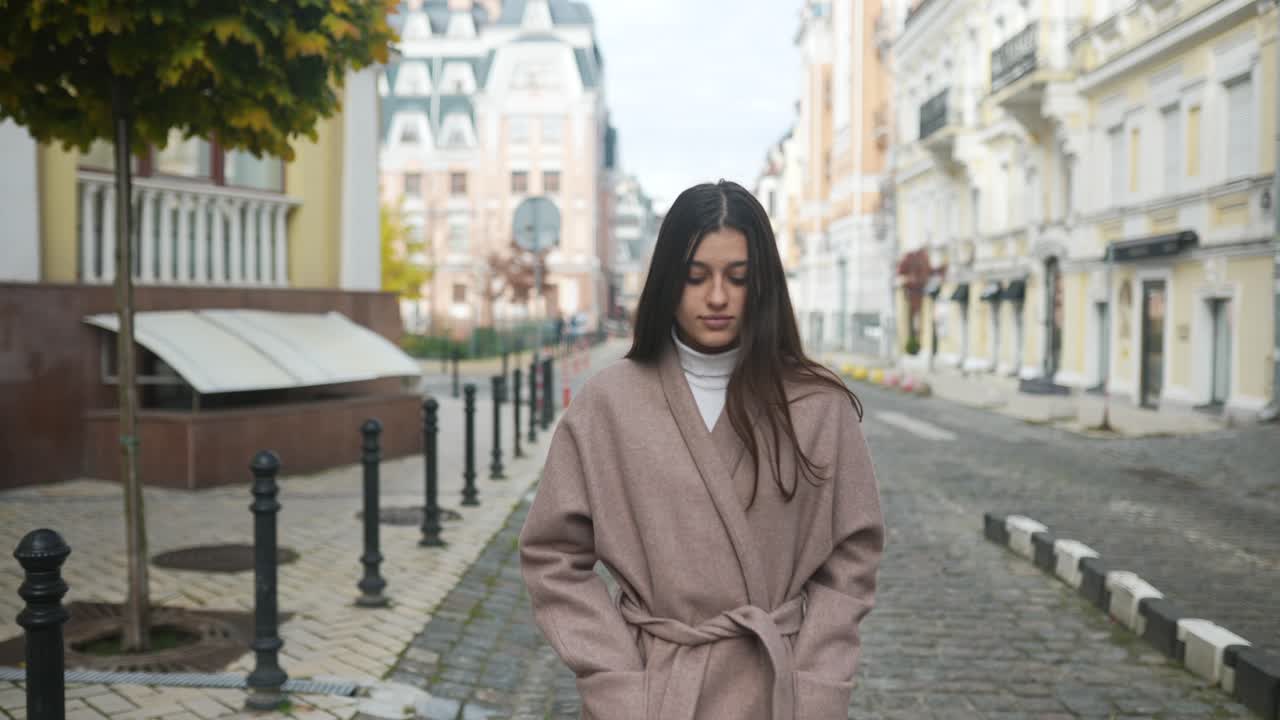 mujer caminando por una calle de la ciudad