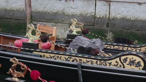 góndolas ornamentadas amarradas en venecia, italia - detalle de cerca