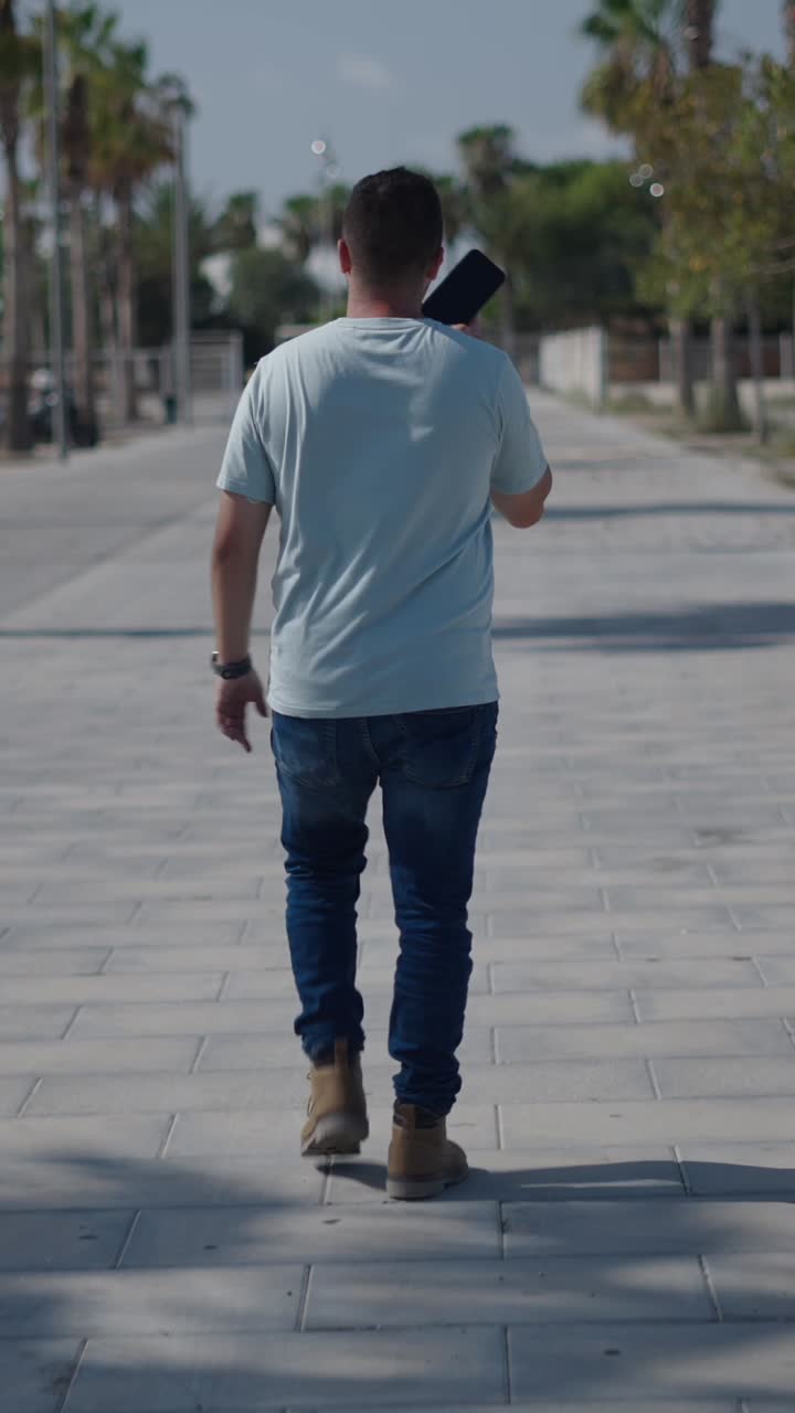 un hombre caminando por una calle