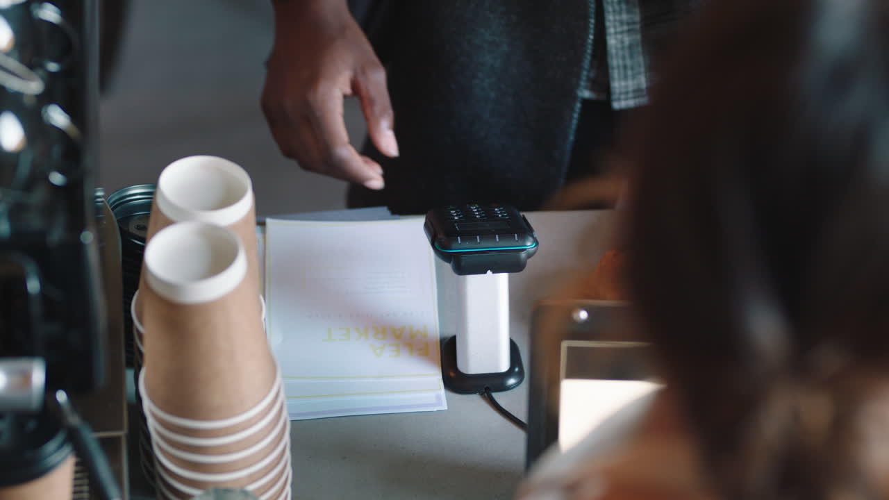 uomo d'affari cliente che utilizza un orologio intelligente che effettua pagamenti senza contatto trasferimento di denaro mobile in un caffè che gode del servizio in un ristorante