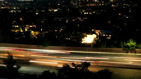 Hiperlapso-De-Autopista-En-La-Noche-Con-Estelas-De-Luz