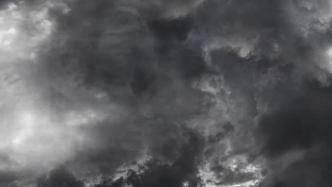 nubes grises y rayos relámpagos 4k