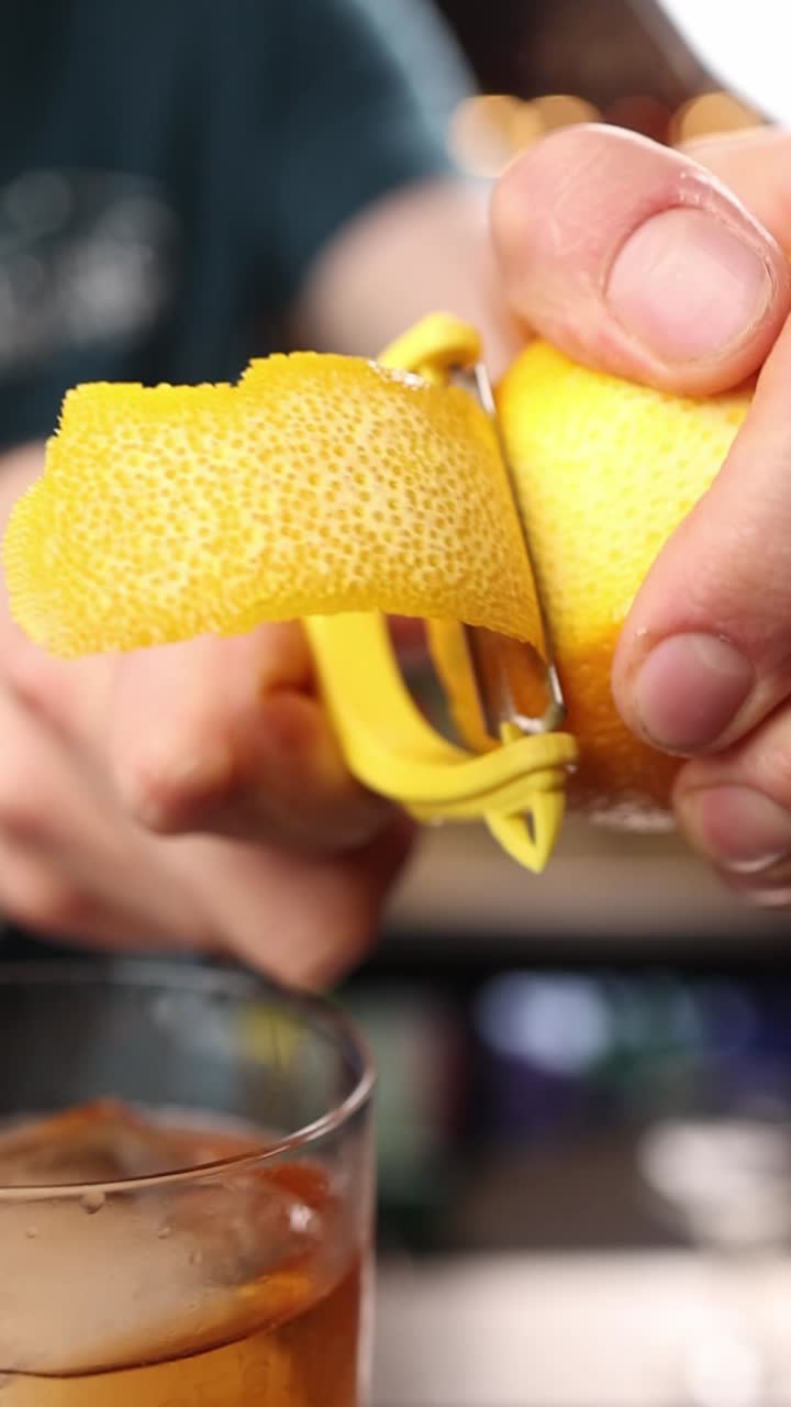 Pelando un limón para un cóctel