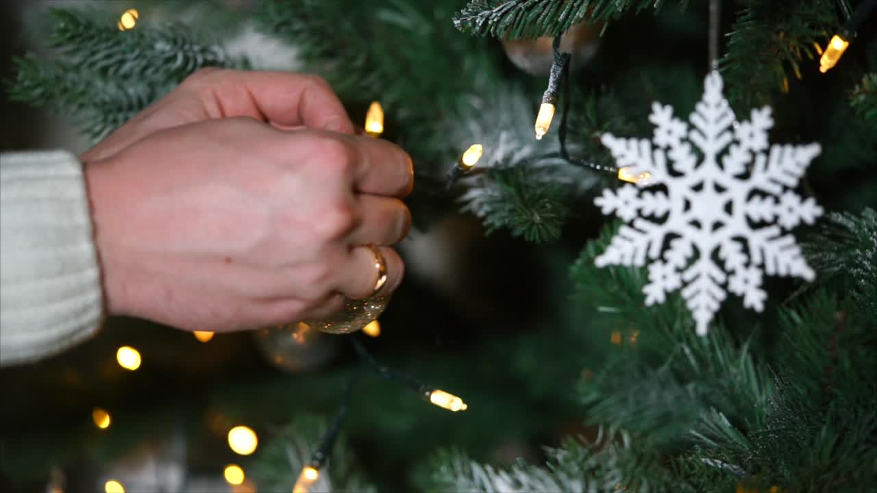 decorando un árbol de navidad