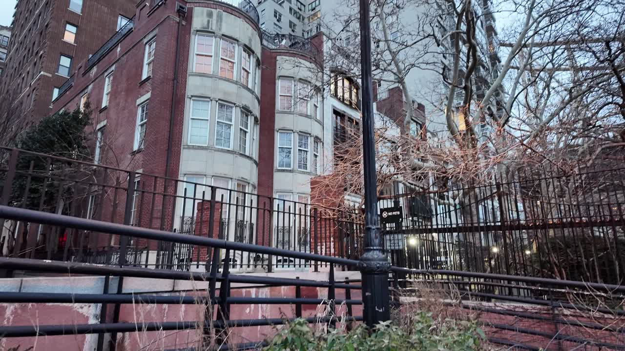 새벽에 뉴욕시의 건물들