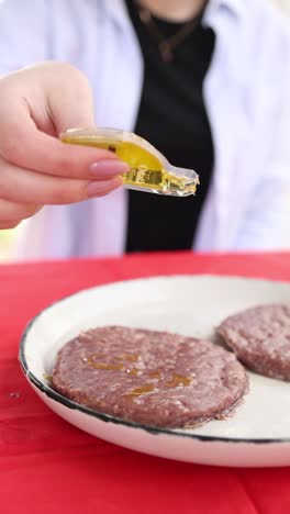 la preparación de hamburguesas crudas