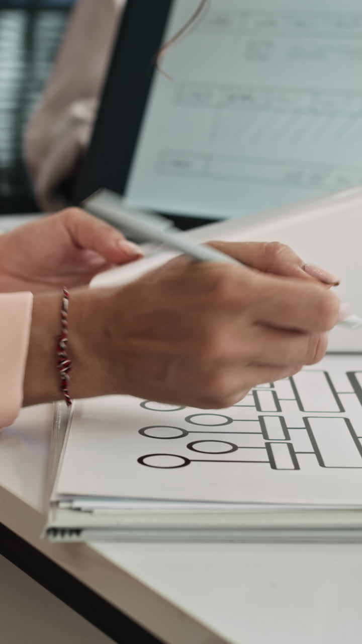 Verticale di un project manager che prende appunti durante una riunione