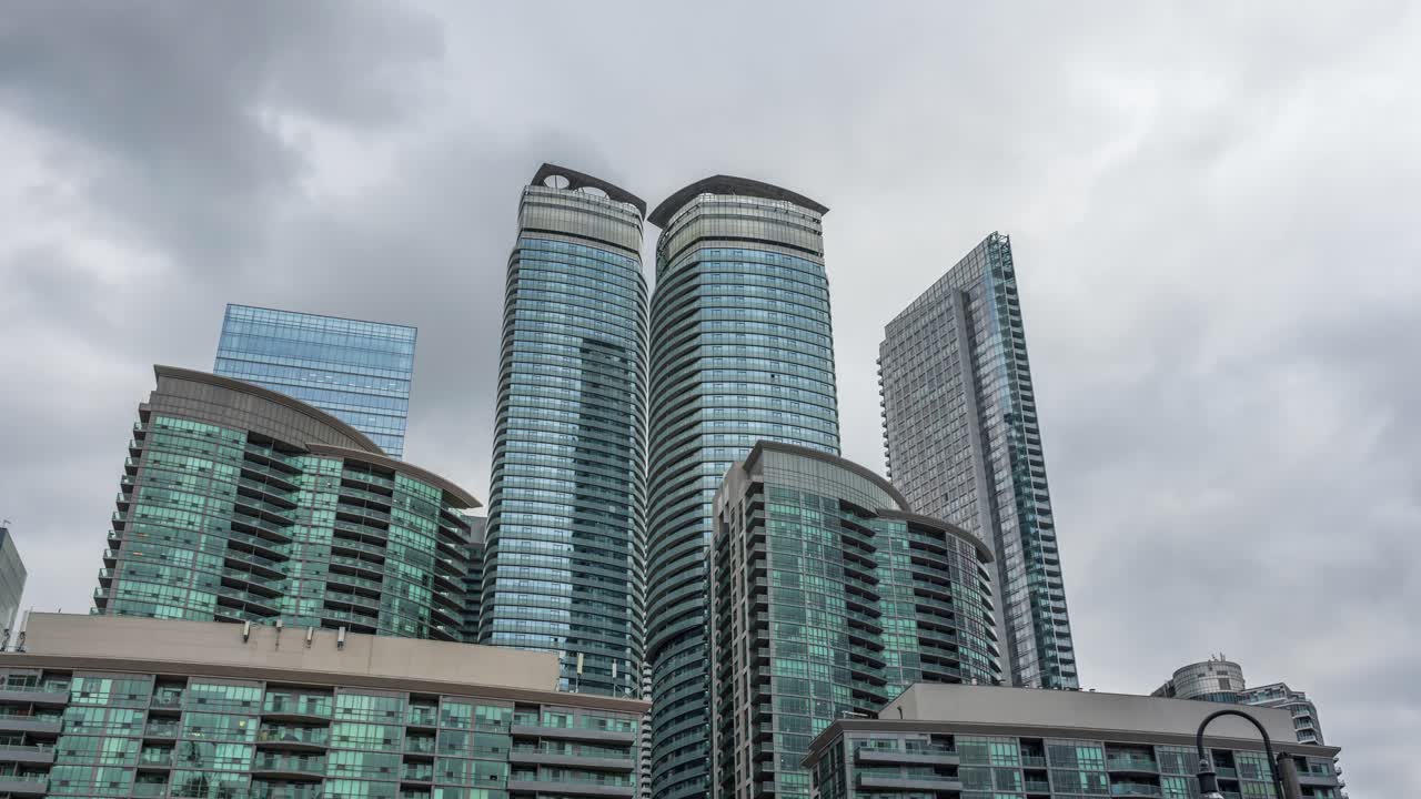 tilt up timelapse de las torres corporativas en el centro de toronto en un día nublado