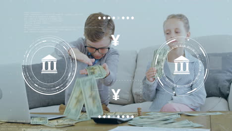 Animation-Der-Datenverarbeitung-Von-Währungs--Und-Banksymbolen-über-Kaukasischen-Kindern,-Die-Mit-Banknoten-Spielen