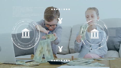 animación de monedas e iconos bancarios procesamiento de datos sobre niños caucásicos jugando con billetes
