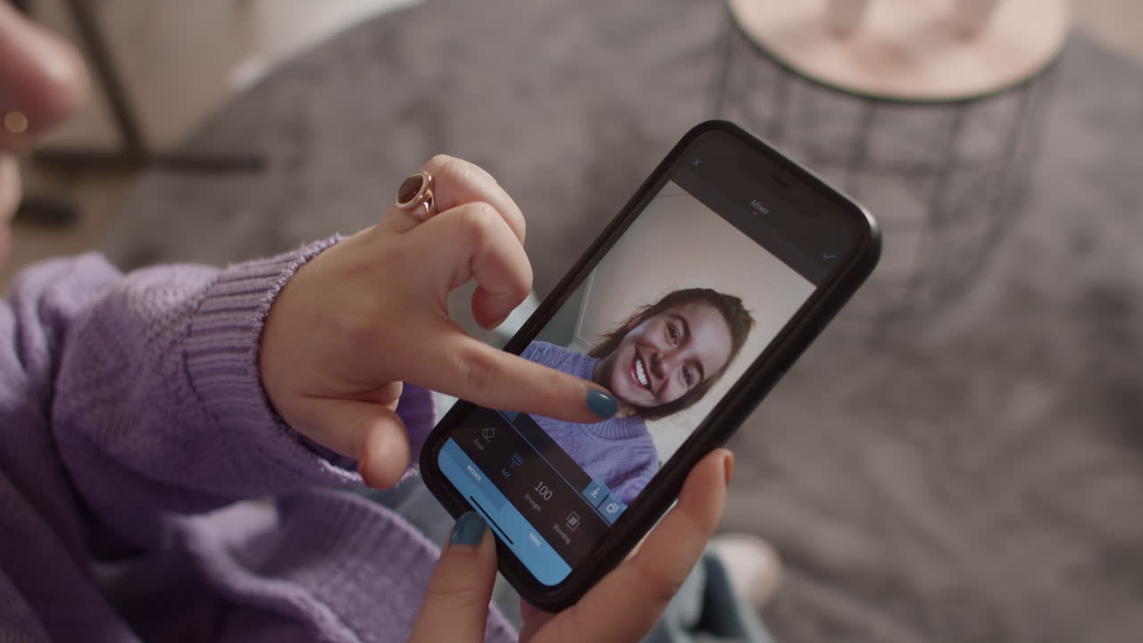 chica insegura editando sus selfies, cerca