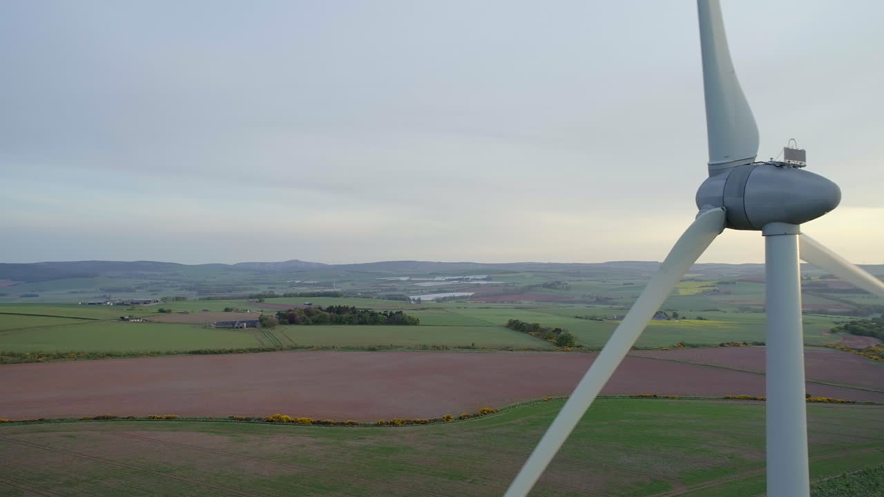 аэрофотосъемка ветряной турбинной фермы в шотландии