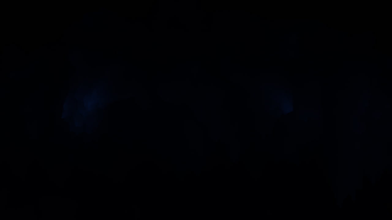 검은 색의 그라디엔트에 휘어진 미래의 파동