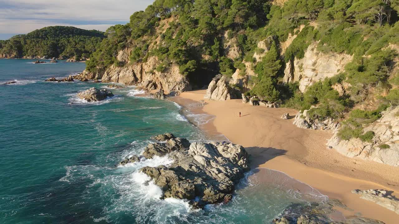mediterraneo spiaggia paradisiaca turchese acque blu nessuno vista aerea drone spagna catalunya costa brava blanes lloret de mar mallorca isole baleari