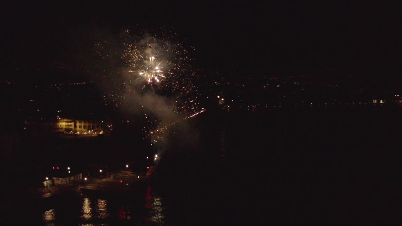 hermosos fuegos artificiales explotando en el cielo en cámara lenta por la noche