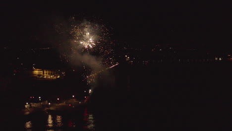 Hermosos-Fuegos-Artificiales-Explotando-En-El-Cielo-En-Cámara-Lenta-Por-La-Noche