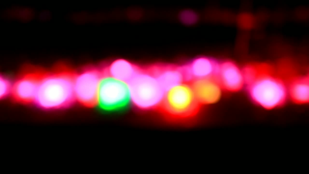 video bokeh, el efecto de las luces en el agua, con un fondo negro