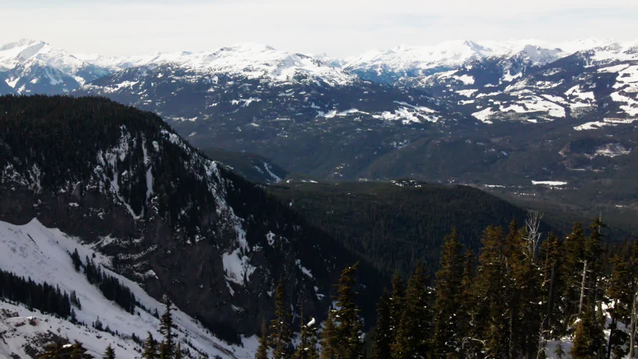 increíble toma de revelación inversa del hermoso terreno del parque provincial garibaldi en invierno, montañas costeras cubiertas de nieve y bosques siempre verdes