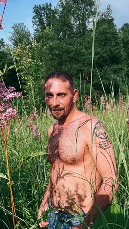 hombre en un campo de flores rosas
