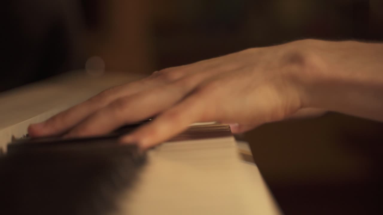 Primo piano delle mani di un musicista che suona il pianoforte a tastiera