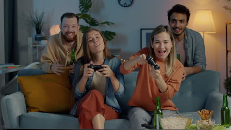 amigos jugando videojuegos en casa