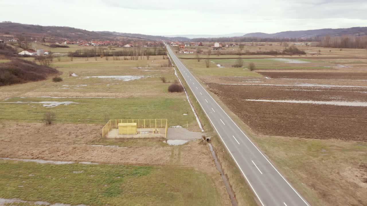 coche de montaña conduciendo por la carretera, drone 4k