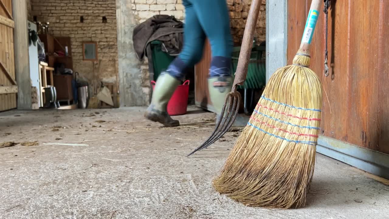 niña agarra una horca y entra en caja estable