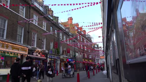 Toma-De-Establecimiento-De-Una-Calle-En-El-Barrio-Chino-De-Londres-Incluye-Apartamentos-Y-Negocios-Para-Peatones-1