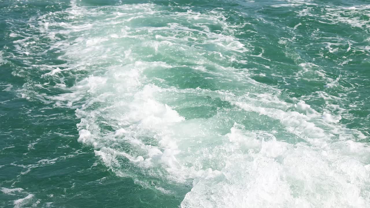 바다의 자연의 아름다움과 에너지를 보여주는 움직임으로 잡힌 역동적인 바다 파도