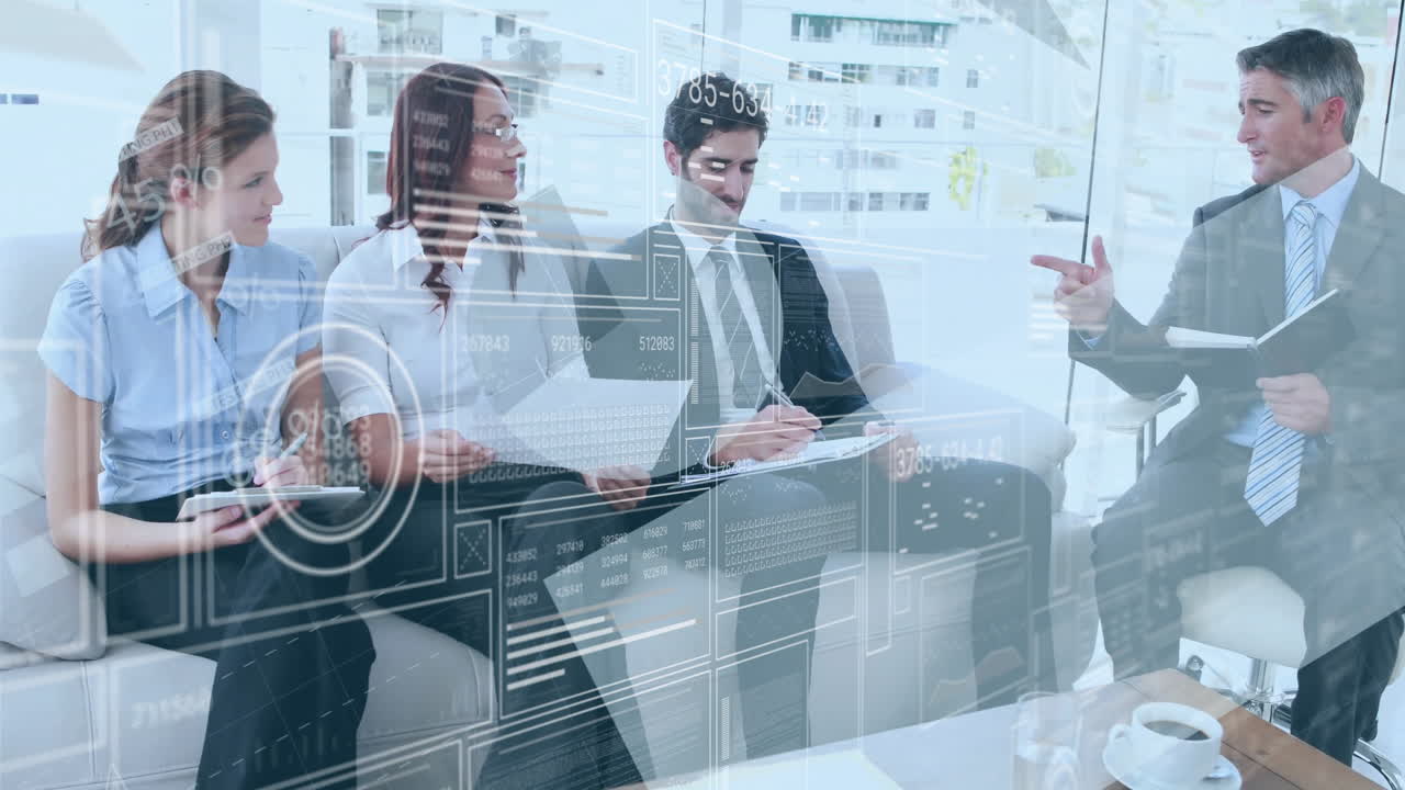 사무실에서 다양한 사업가들에 대한 금융 데이터 처리의 활성화