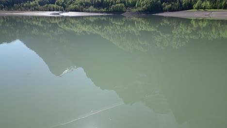 Blick-Auf-Die-Spiegelung-Auf-Der-Wasseroberfläche-Des-Klöntalersees-Im-Glarner-Kanton,-Schweiz