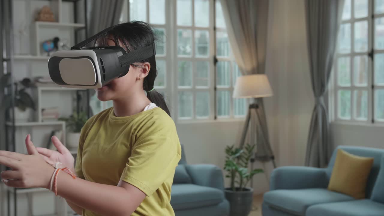 Ragazza che usa un visore VR a casa